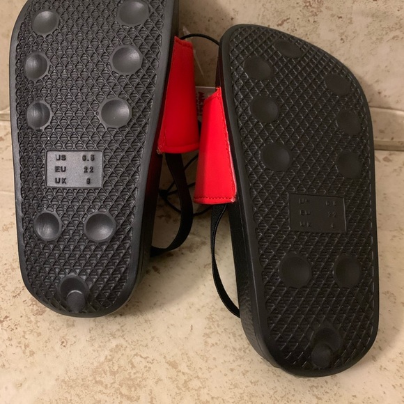 Mickey Mouse flip flops red and black size 5/6c - Picture 4 of 4